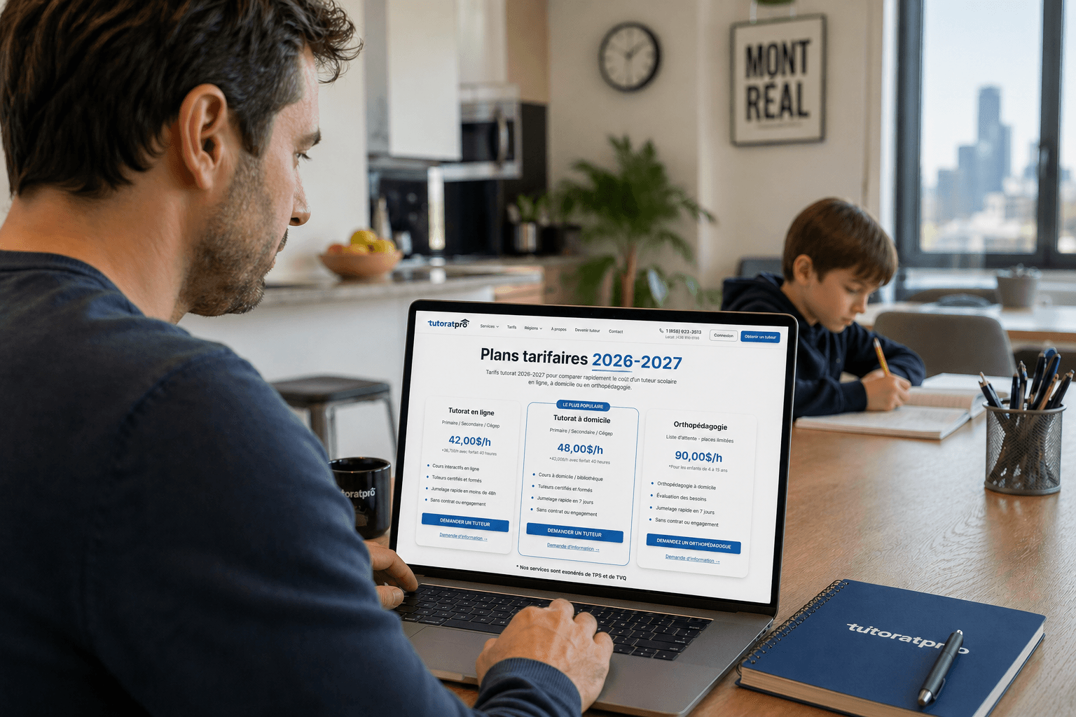 Parent montréalais qui consulte les tarifs Tutorat Pro sur son ordinateur portable à la table de cuisine pendant que son enfant fait ses devoirs