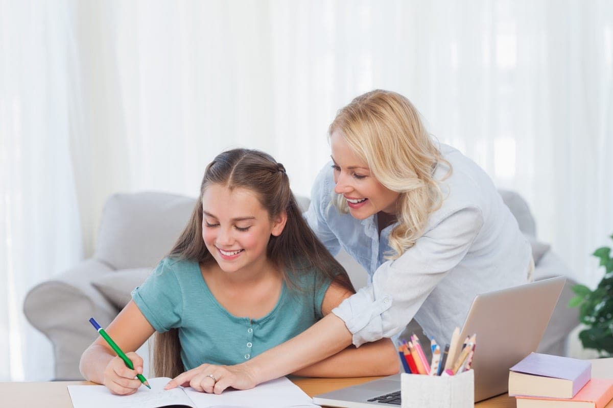 Tuteur aidant un élève avec ses devoirs